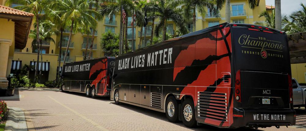 Die Mannschaftsbusse der Toronto Raptors in Orlando. In Florida will die Basketball-Liga NBA ihre Saison zu Ende spielen.