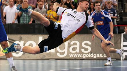 Kontrollierte Schieflage. Christoph Theuerkauf steuerte drei Treffer zum Sieg der deutschen Handballer bei. 