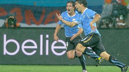 Nicht zu stoppen. Luis Suarez (r.) schießt Uruguay mit einem Doppelpack ins Viertelfinale. Südkorea muss sich in einem guten Spiel mit 1:2 geschlagen geben.
