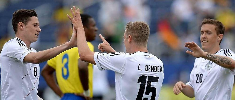 Am Anfang lief es noch bestens - unter anderem durch zwei Treffer des Leverkuseners Lars Bender (mitte), hier beglückwünscht von Julian Draxler (l.) und Max Kruse.