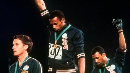 Für die olympische Ewigkeit. Die US-Athleten Tommie Smith (M.) und John Carlos recken am 16. Oktober 1968 die Faust.