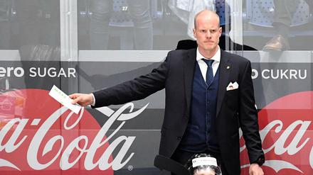Der Chef. Toni Söderholm während des WM-Viertelfinales 2019, vorn Spieler Frank Mauer (München).