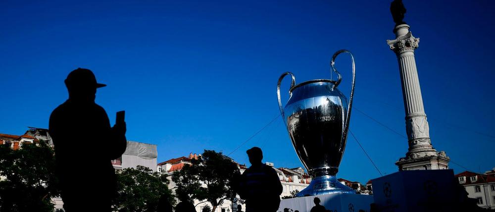 Riesenpott. Eine Nachbildung der Trophäe der Champions League, aufgestellt in Lissabon. Hier dürfen die Fans näher kommen, ins Stadion dürfen sie ja nicht.