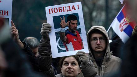 „Sieg!“ – Serbische Djokovic-Anhänger demonstrieren gegen das Festhalten ihres Idols in einem australischen Abschiebehotel.