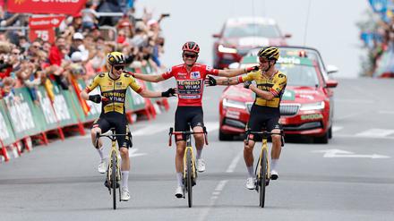 Ein Team, drei Gewinner: Jonas Vingegaard (l.) und Primoz Roglic nehmen den vermeintlichen Vuelta-Sieger Sepp Kuss in die Mitte.