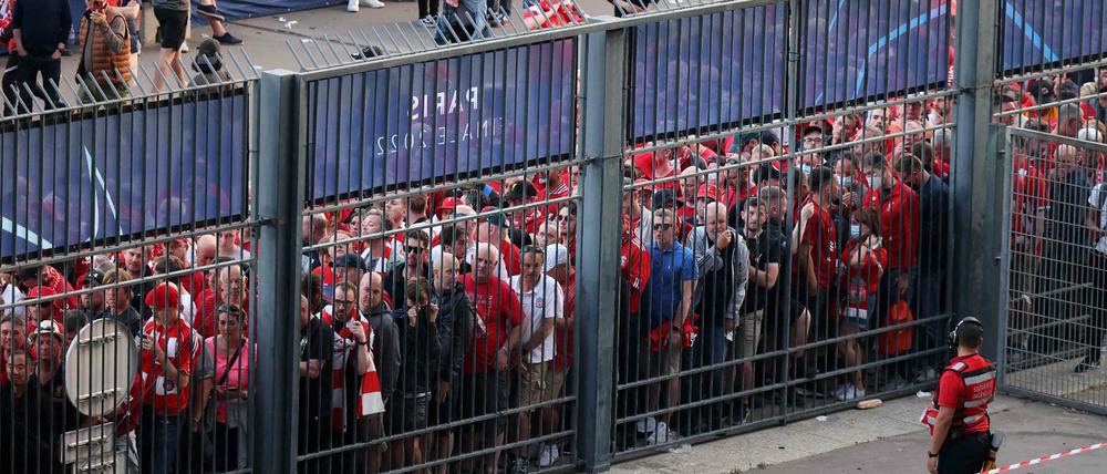 Massen englischer Fans warten vor dem Stade de France auf Einlass.