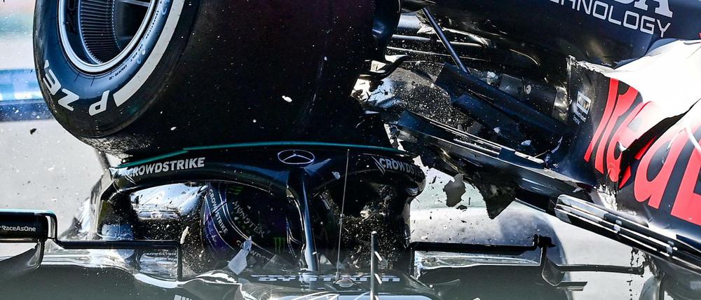 Lewis Hamilton wird vom Hinterrad von Verstappens Auto am Kopf getroffen.