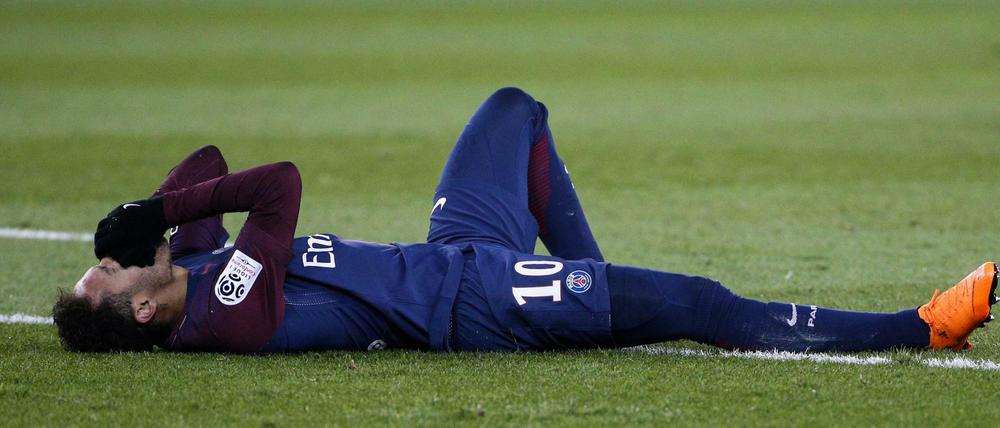 Am Boden. Paris' Weltklassespieler Neymar droht lange auszufallen.