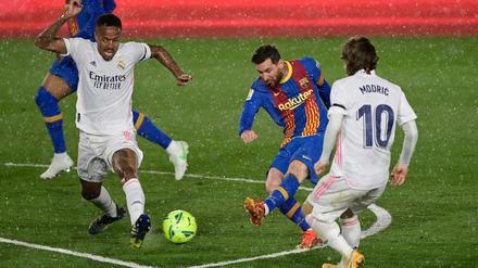 Clasico statt Elche. Real Madrid (r. Luka Modric, l. Eder Militao) und der FC Barcelona (Lionel Messi) könnten bald regelmäßig in der Super League aufeinandertreffen.