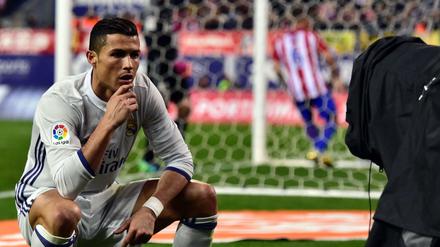 Nachdenkliche Pose: Cristiano Ronaldo nach einem seiner drei Treffer während des Spiels gegen Atletico Madrid.