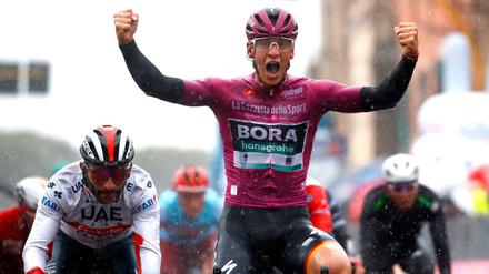 Zurück in Lila. Pascal Ackermann sprintet beim Giro d'Italia davon.