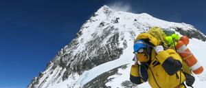 Rettungskräfte suchen im Mai 2016 nach zwei verschwundenen indischen Bergsteigern am Mount Everest.