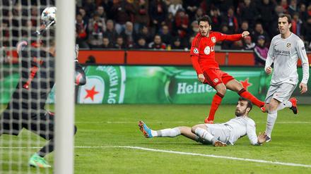Vol durchgezogen. Hakan Calhanoglu trifft zum 1:0 für Bayer Leverkusen.