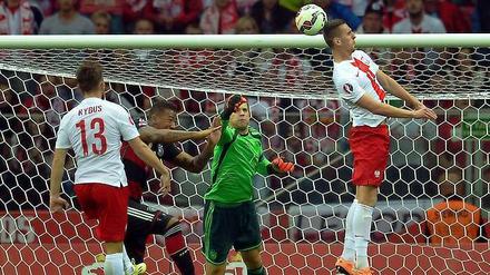 Gleich schlägt's ein. Arkadiusz Milik köpft an Manuel Neuer vorbei zum 1:0 für Polen ins Tor.