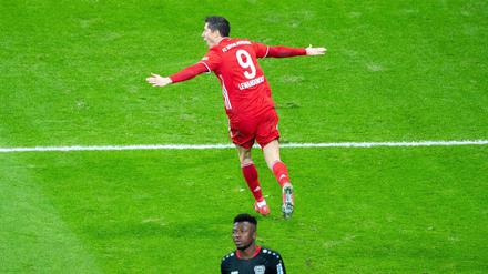 Abflug an die Tabellenspitze. Vorige Saison erzielte Robert Lewandowski in der Nachspielzeit den Siegtreffer in Leverkusen. Danach stürzte Bayer ab.