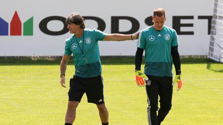 Joachim Löw (l.) und Marc-André ter Stegen im Training der deutschen Nationalmannschaft. 