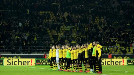 Anteilnahme nach dem Spiel. Die BVB-Zuschauer gedenken des verstorbenen Fans.