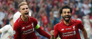 Abgedreht: Mohamed Salah (rechts) jubelt gemeinsam mit Liverpool-Kapitän Jordan Henderson nach seinem 1:0-Führungstreffer.