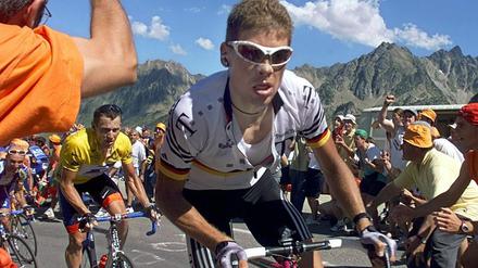 Auch Jan Ullrich quälte sich immer wieder hoch. Hier 2001 vor dem US-Amerikaner Lance Armstrong.
