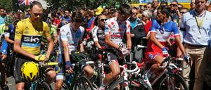 Schweigeminute vor dem Start. Der Gesamtführende Christopher Froome (l.) und die übrigen Fahrer gedenken vor der 14. Etappe der Tour de France den Terror-Opfern von Nizza.