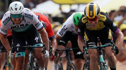 Hauchdünn. Mike Teunissen (r.) gewinnt die Auftaktetappe der Tour de France vor Peter Sagan.