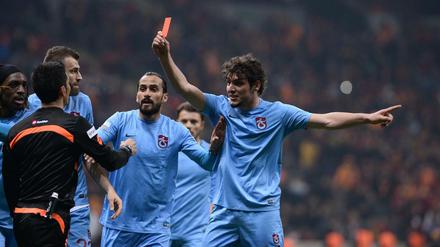 Trabzonspors Salih Dursun zeigt dem Schiedsrichter Rot