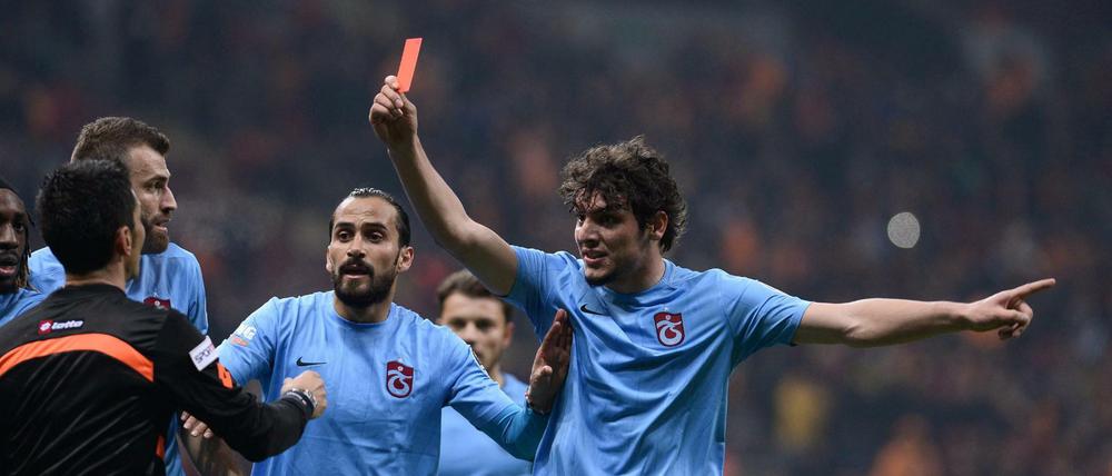 Trabzonspors Salih Dursun zeigt dem Schiedsrichter Rot