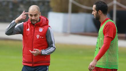 Köpfchen einschalten. Bayern-Trainer Pep Guardiola im Gespräch mit Mehdi Benatia. 