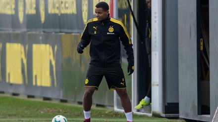 Dortmunds Manuel Akanji ist beim BVB Training erstmals am Ball. 