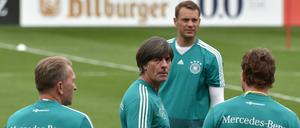 Unter Beobachtung. Bundestrainer Joachim Löw (M.), umgeben von Co-Trainer Sorg (r.), Torwarttrainer Andreas Köpke (l.) und Kapitän Manuel Neuer.