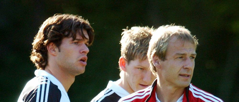 So wie damals. Mit Jürgen Klinsmann 2004 mit Michael Ballack und Bastian Schweinsteiger. 