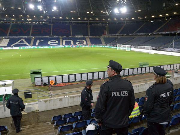 Polizeibeamte bewachen am Montagabend in Hannover das Training der niederländischen Nationalmannschaft.