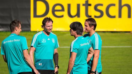 Besser vernetzt. Joachim Löw mit seinen Assistenten Miroslav Klose, Marcus Sorg und Thomas Schneider.