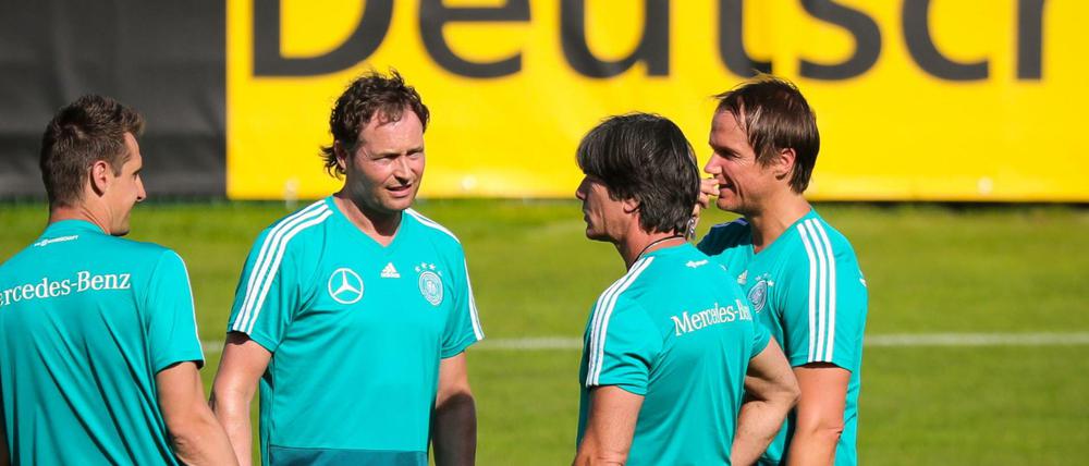 Besser vernetzt. Joachim Löw mit seinen Assistenten Miroslav Klose, Marcus Sorg und Thomas Schneider.