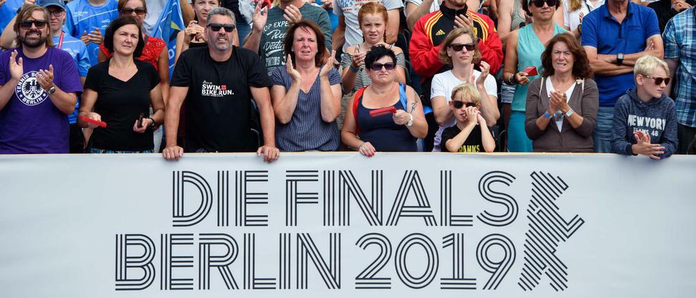 Kostete nur gute Stimmung. Fans auf bei den Deutschen Meisterschaft im Triathlon.