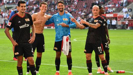 Rani Khedira (Mi.) trug zwar das Trikot von Lennart Grill, stand gegen Köln aber nicht im Tor des 1. FC Union. Trotzdem feierten ihn seine Mitspieler Kevin Behrens (2. v.l.) und Sven Michel (re.).