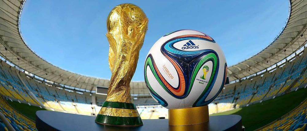 Die begehrte Trophäe und der brasilianische Ball: Wer wird Weltmeister?