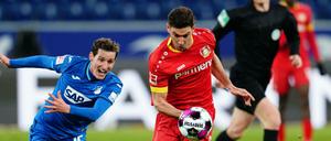 Hoffenheims Sebastian Rudy (links) und Leverkusens Lucas Alario lieferten sich ein zähes Duell. 