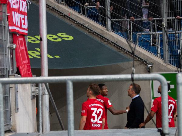 Redebedarf: Trainer Hansi Flick und seine Profis reden auf die Münchner Fans ein.