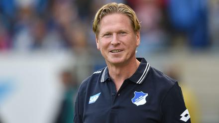 Der neue HSV-Trainer Markus Gisdol, noch im Logo-Shirt seines alten Arbeitgebers.