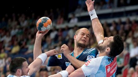 Paul Drux (Mitte) und die Füchse Berlin haben gute Chancen auf den Einzug ins EHF-Pokal-Halbfinale.
