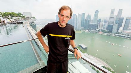 Auf dem Badehaus in Singapur: Thomas Tuchel bei der BVB-Asienreise.