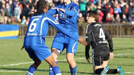 Potsdams Genoveva Anonma (l.) und Anja Mittag bejubeln den Treffer zum 2:0.