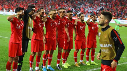 Salut. Die türkischen Nationalspieler vor dem Spiel gegen Albanien im Oktober.