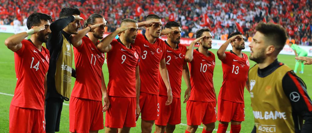 Salut. Die türkischen Nationalspieler vor dem Spiel gegen Albanien im Oktober.