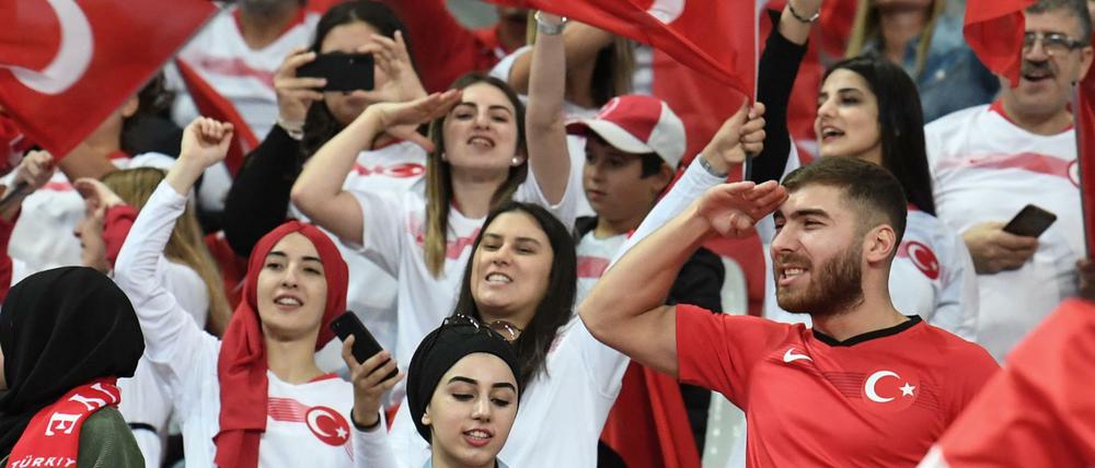 Mit militärischen Grüßen: Auch einige türkische Fans bekundeten ihre Sympathie für die Militäroffensive ihres Landes in Syrien.