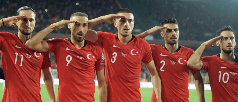Türkische Spieler bejubeln ein Tor gegen Albanien. 