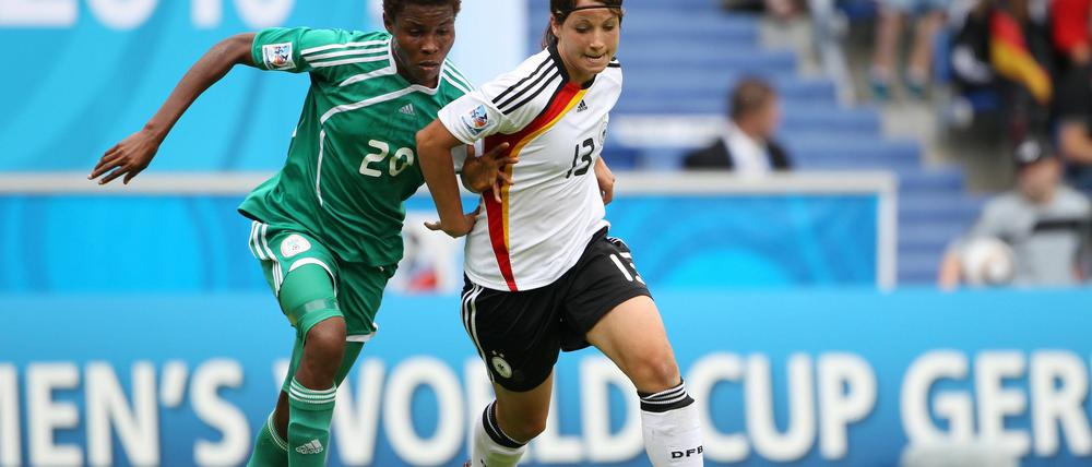 Sylvia Arnold (re.) imKampf um den Ball mit der Nigerianerin Osinachi Ohale.