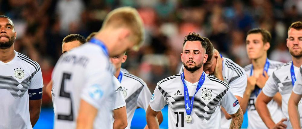 Leere Blicke: Die Enttäuschung war nach dem verlorenen Finale gegen Spanien bei der deutschen U 21 groß.