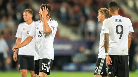 Halbfinale, oho! Die deutschen Spieler Niklas Stark (l-r), Marc-Oliver Kempf, Maximilian Philipp und Davie Selke wollen sich nach dem Spiel gegen Italien nicht so recht freuen.